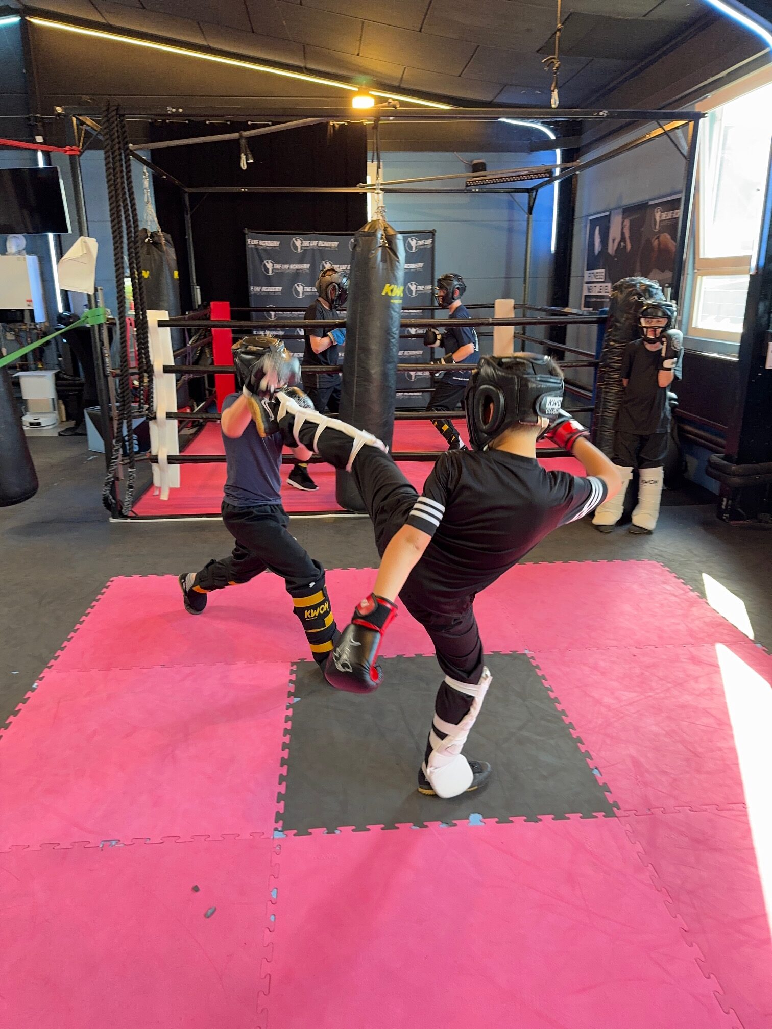 Kinder beim Kickboxtraining in der LKF ACADEMY Solingen während einer altersgerechten Trainingseinheit.