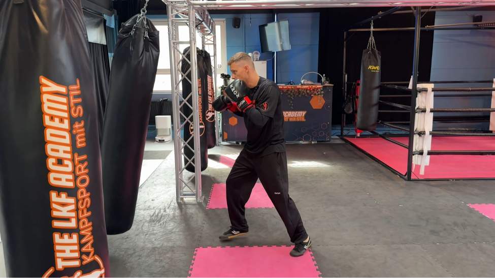 Anfänger lernt Kampfsport ohne Angst zu Hause mit dem Online-Training der LKF Academy