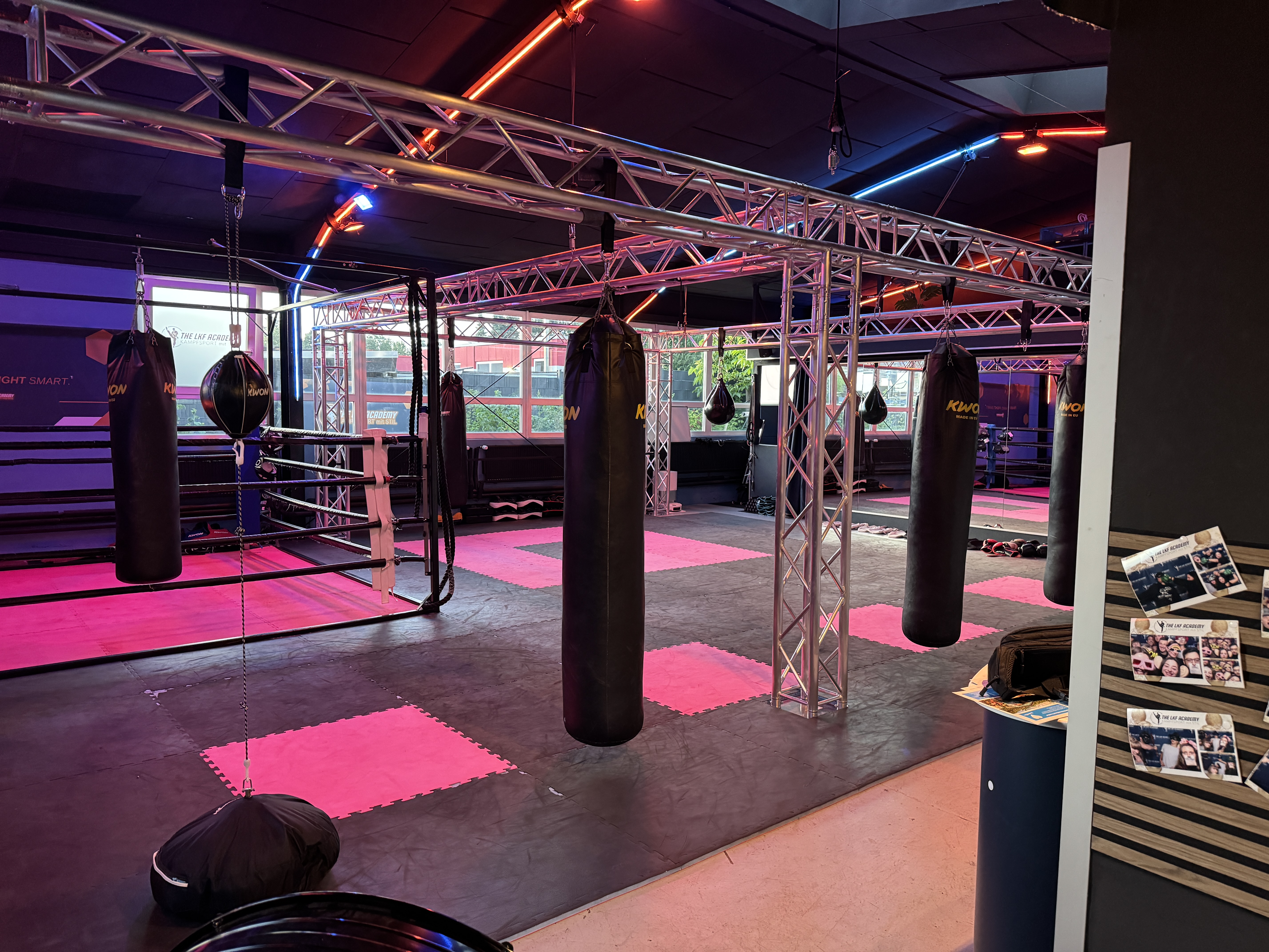 Kickboxhalle der LKF Academy in Solingen – Moderner Kampfsportbereich