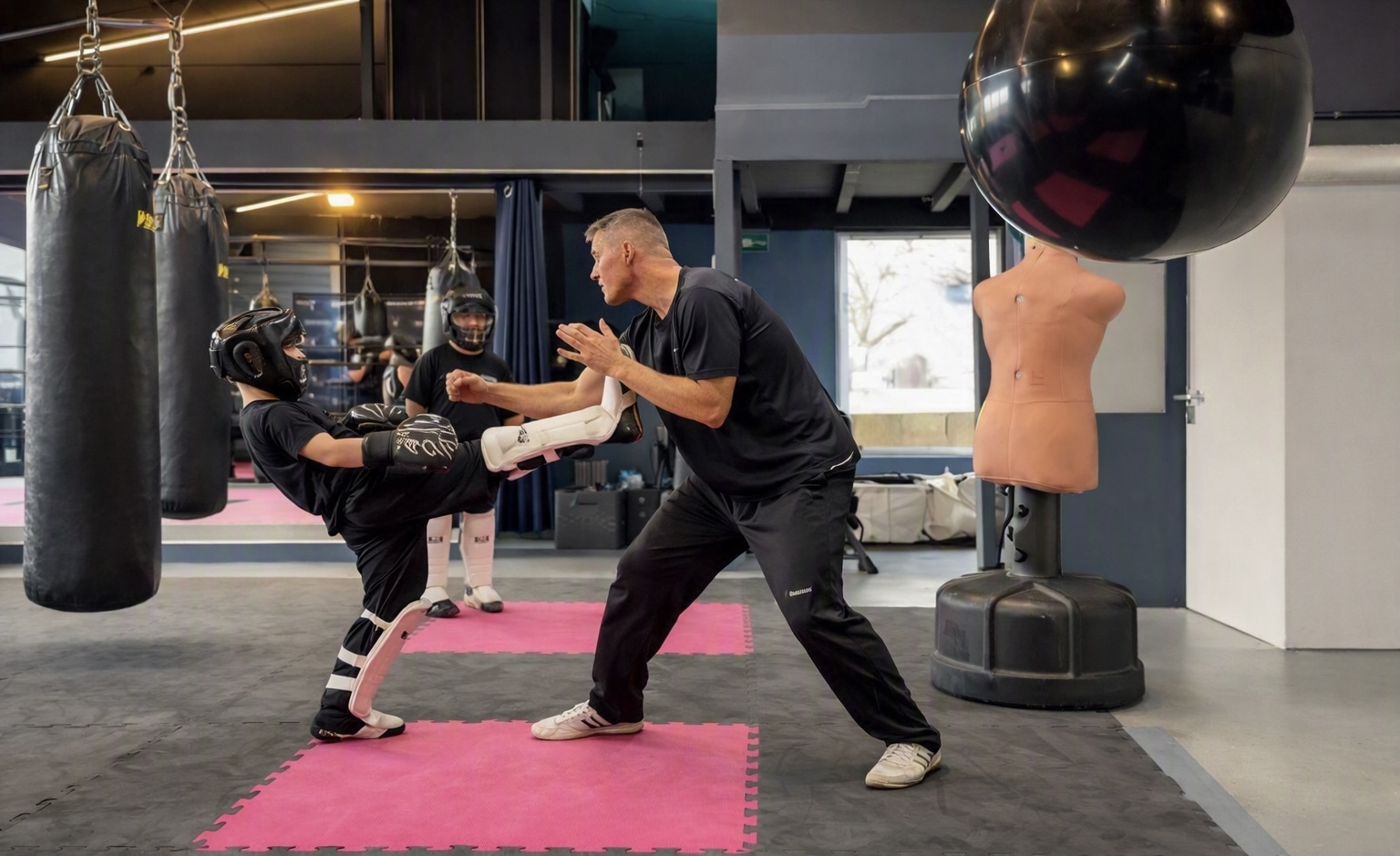 Kinder beim Kickboxtraining in der LKF ACADEMY in Solingen