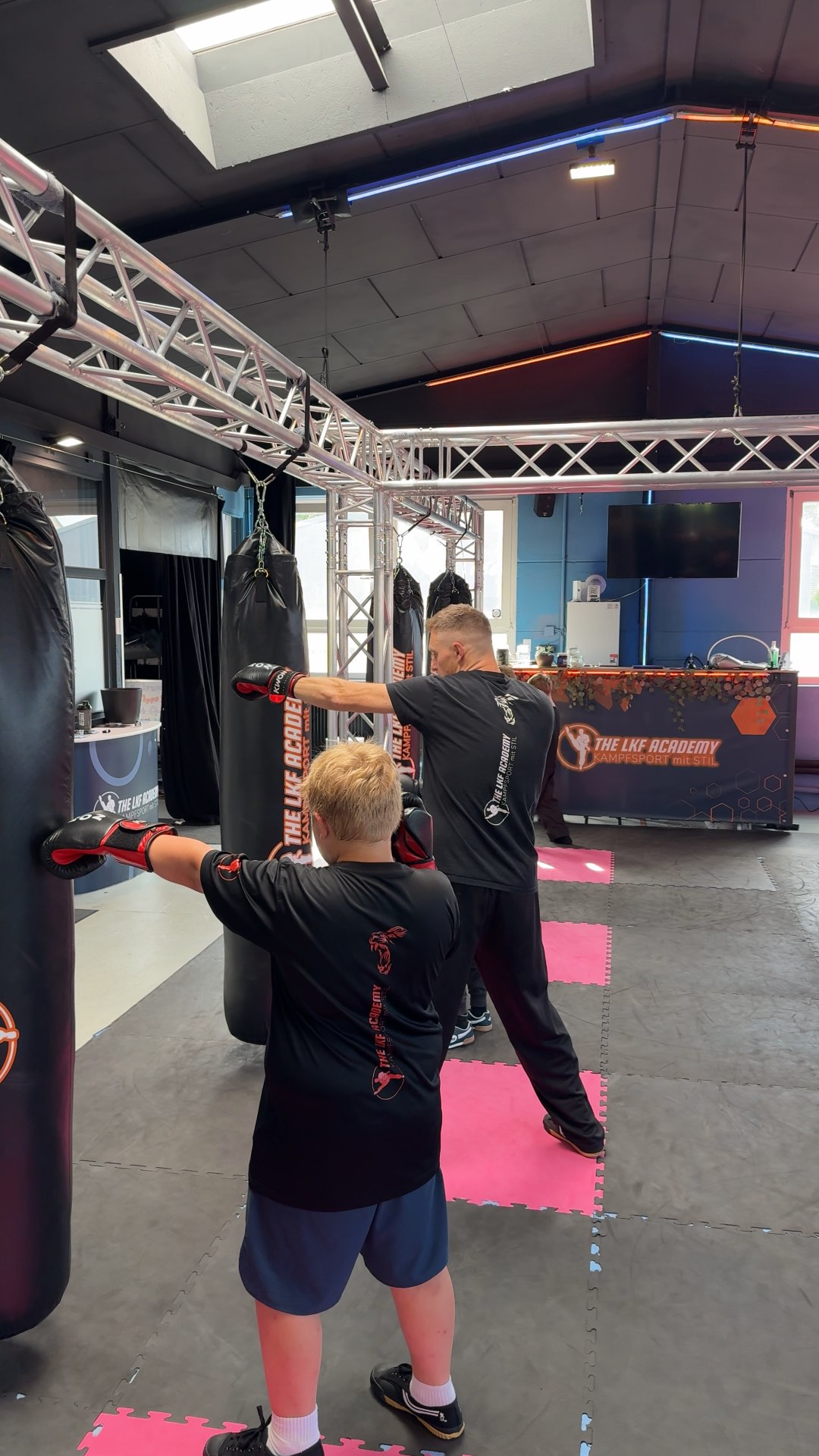 Kinder beim Kickboxtraining im Sportverein fĂĽr Kinder Solingen LKF ACADEMY.