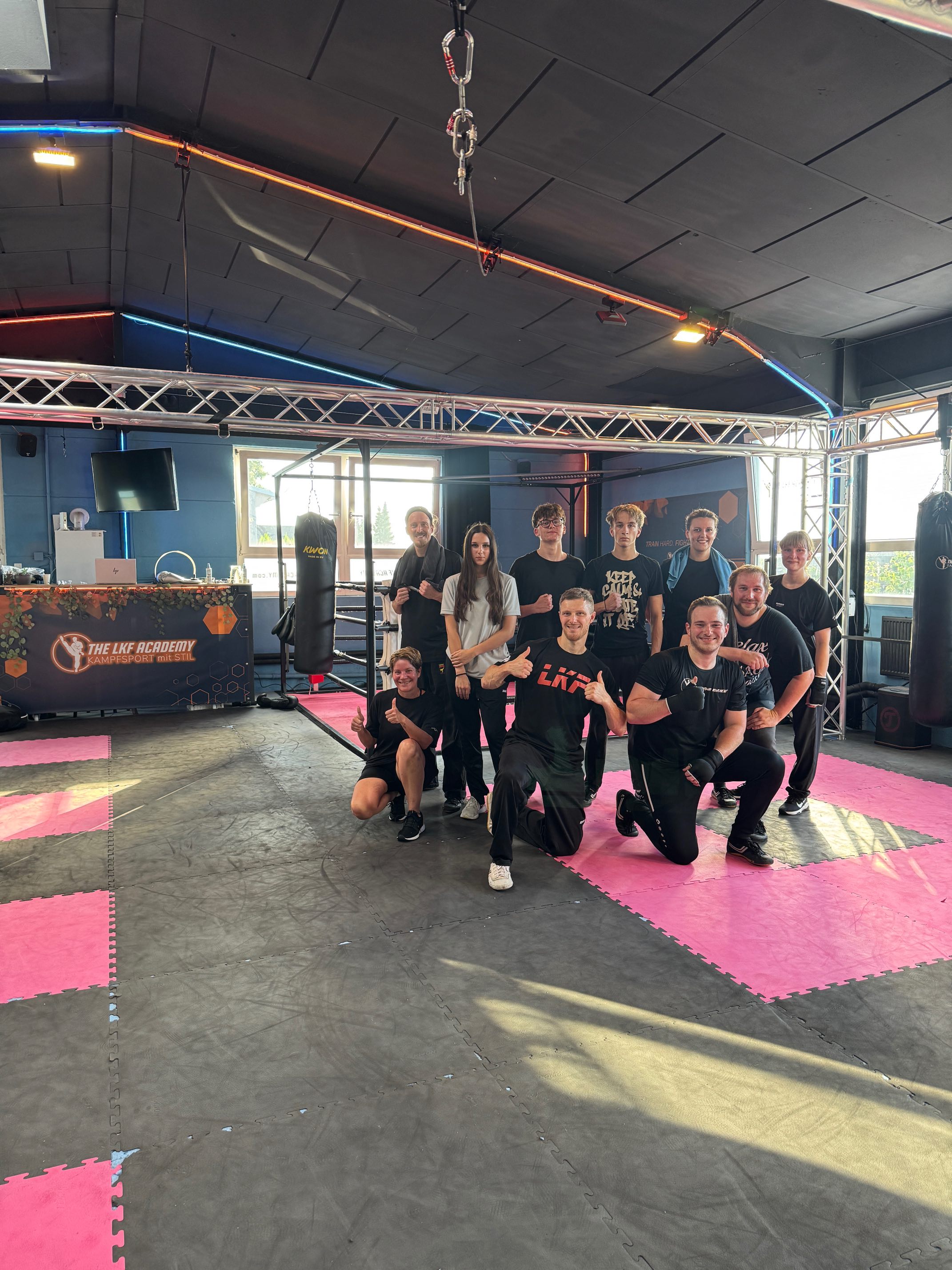 Gruppenfoto des Kampfsportteams der LKF Academy in Solingen – sichere, moderne Trainingsatmosphäre für Kinder, Jugendliche und Erwachsene.