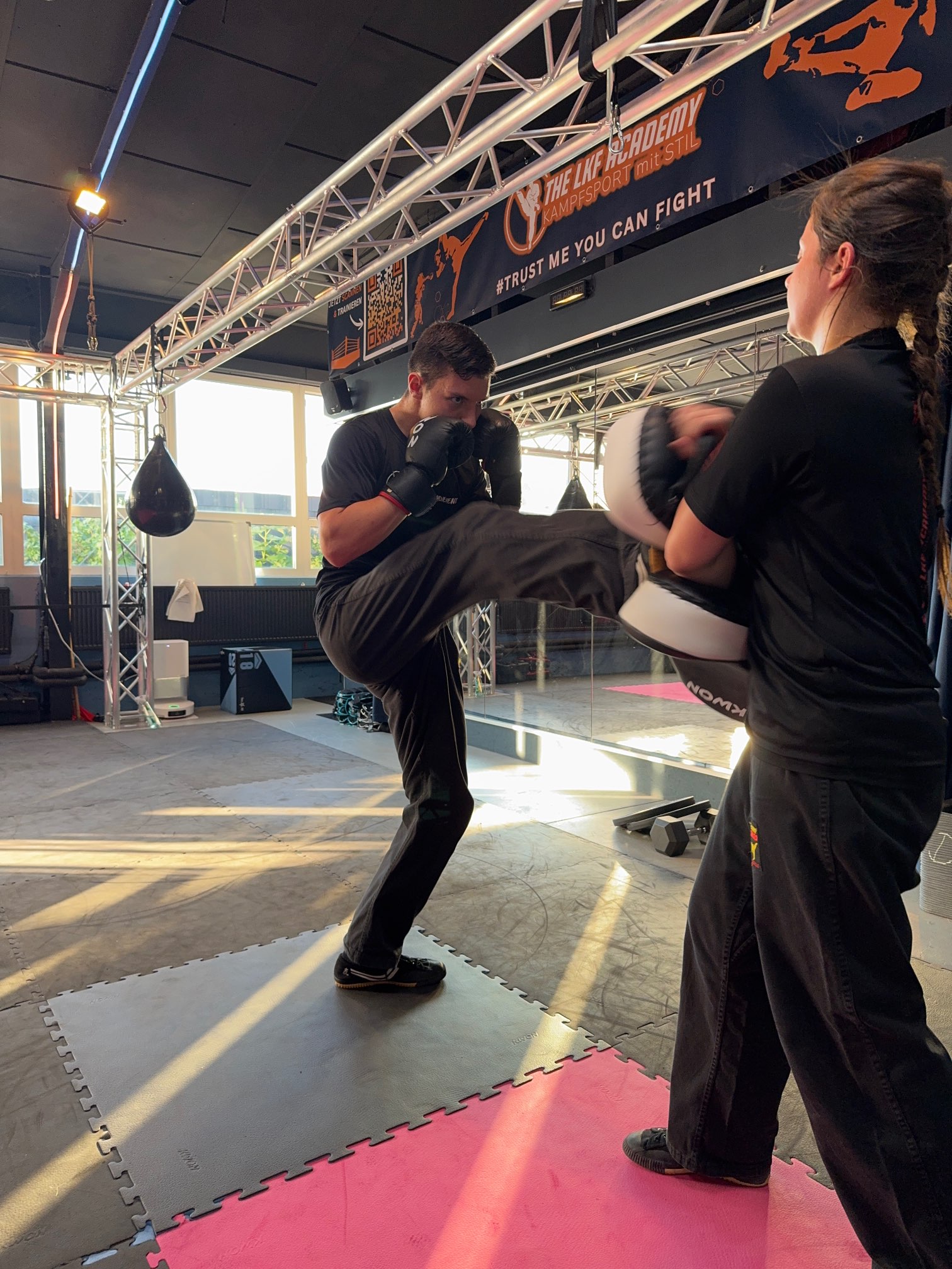 Erwachsene trainieren Kampfsport als effektive Fitnessstudio Alternative in der LKF Academy