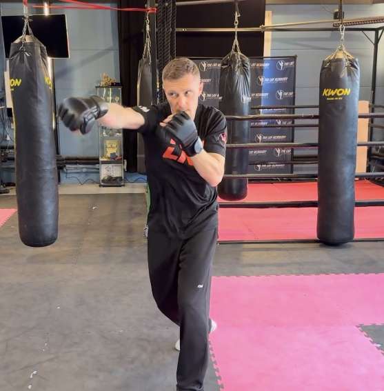 Online Kampfsport Training der LKF Academy mit persönlicher Trainerbetreuung per WhatsApp. Teilnehmer erhalten individuelles Feedback durch Videoanalyse, Fotos und Sprachnachrichten sowie professionelles Training für Fitness, Gesundheit und Selbstverteidigung.