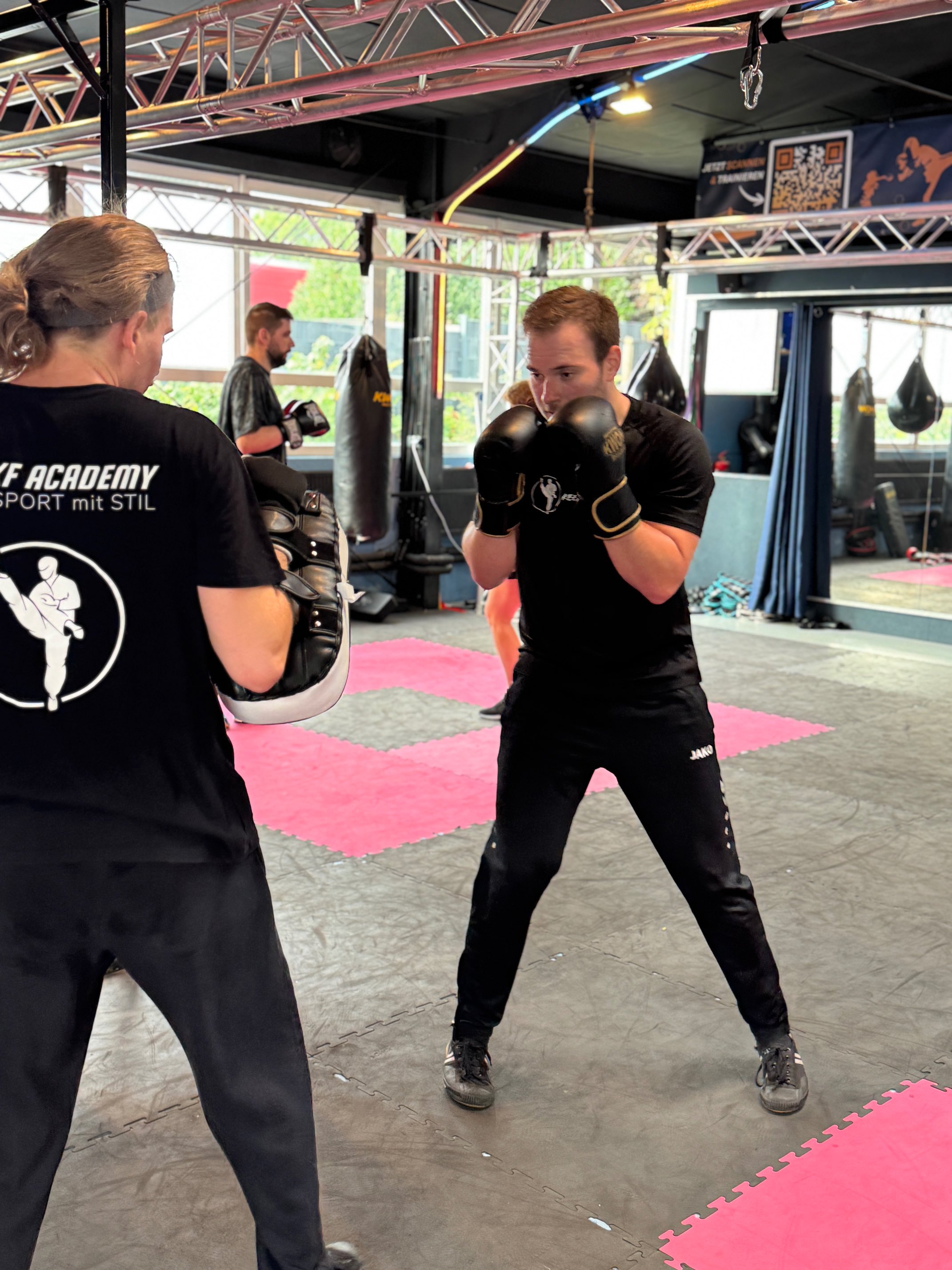 Teilnehmer trainieren Kampfsport für bessere Fitness bei der LKF Academy. Das Online Training verbessert Kraft, Ausdauer, Beweglichkeit, Koordination und unterstützt gesundes Abnehmen sowie das Erlernen von Selbstverteidigung.