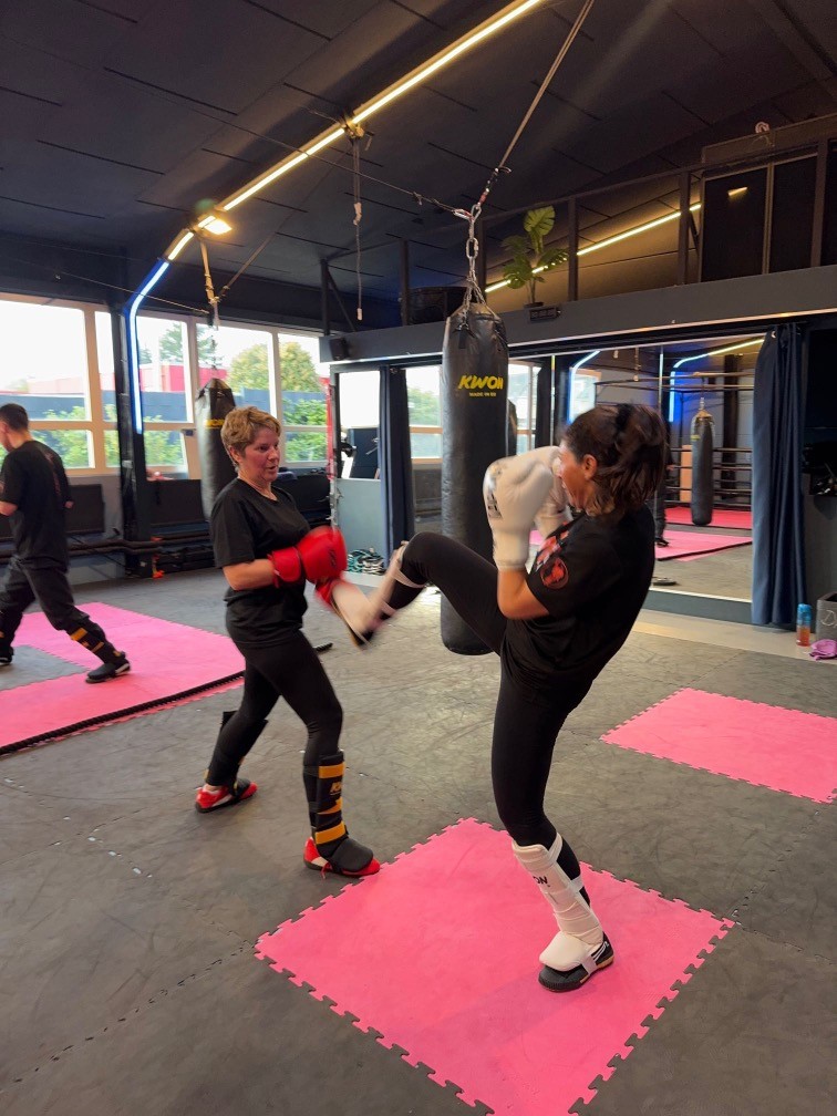 Teilnehmerinnen beim Online Kampfsport & Fitness Training der LKF Academy. Kickboxtraining verbessert Fitness, Ausdauer, Kraft, Beweglichkeit, Selbstverteidigung und unterstützt gesundes Abnehmen.