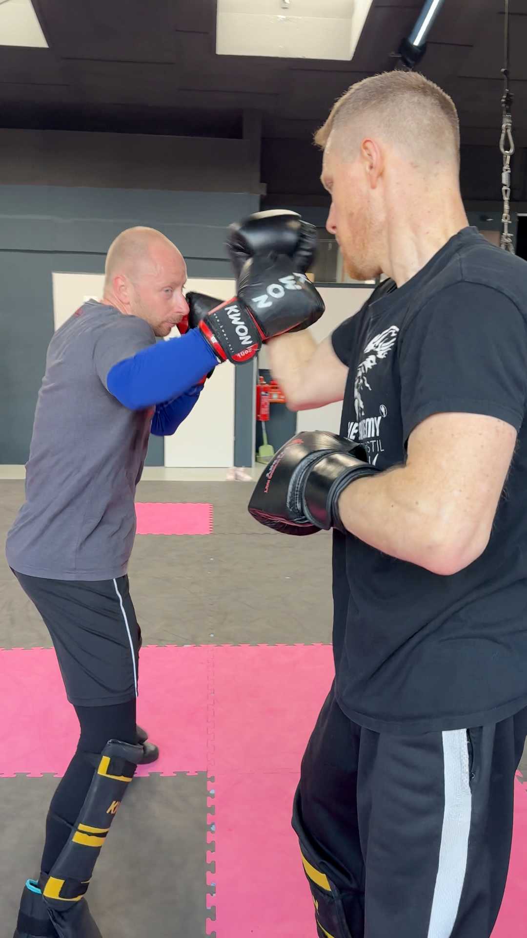 Personal Trainer der LKF ACADEMY Solingen beim individuellen Kickboxtraining mit einem Kunden.