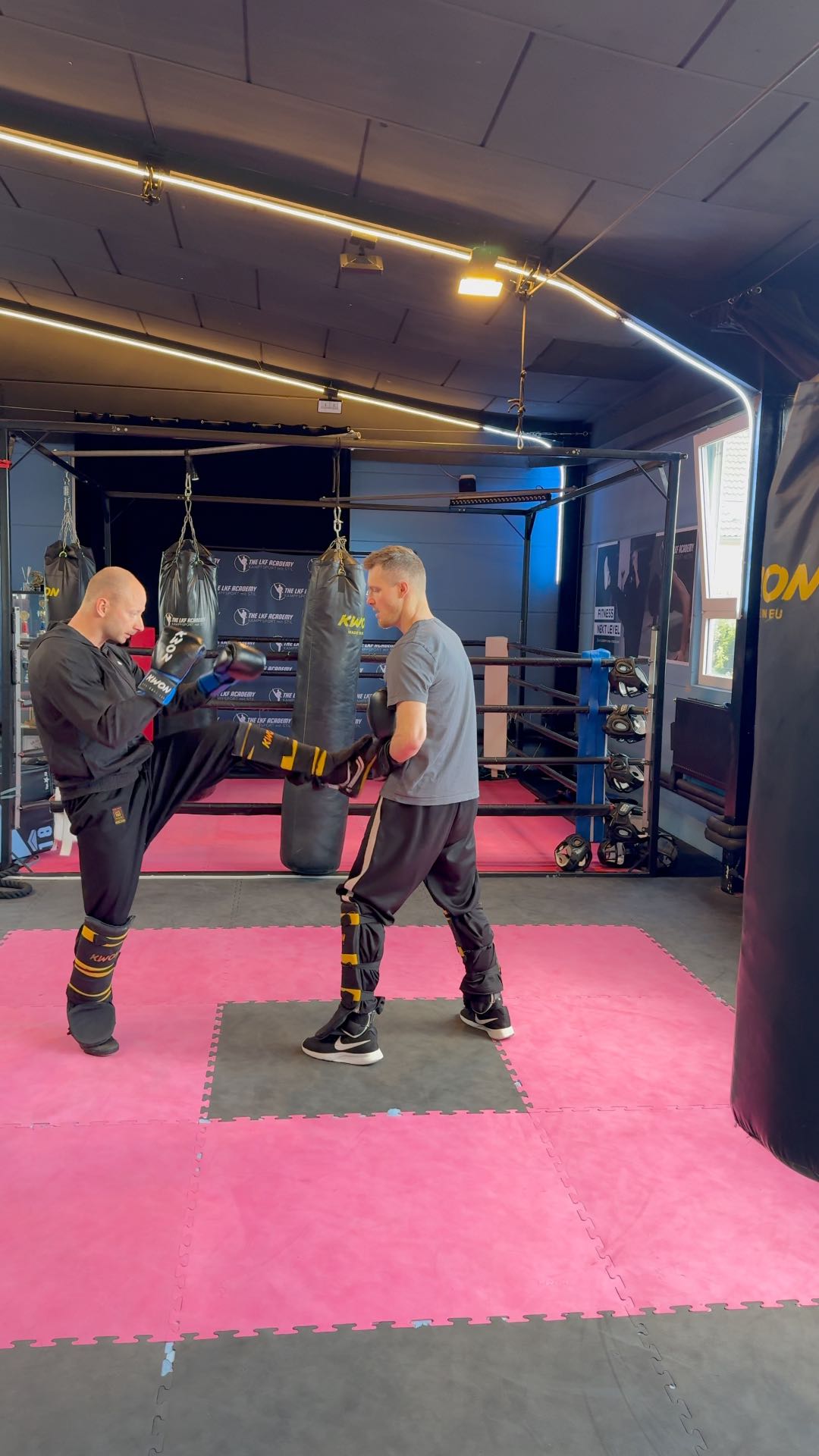 Sportler beim Personal Training in der LKF Academy Solingen – präzises Kickboxen+ Techniktraining mit Pratzenarbeit.