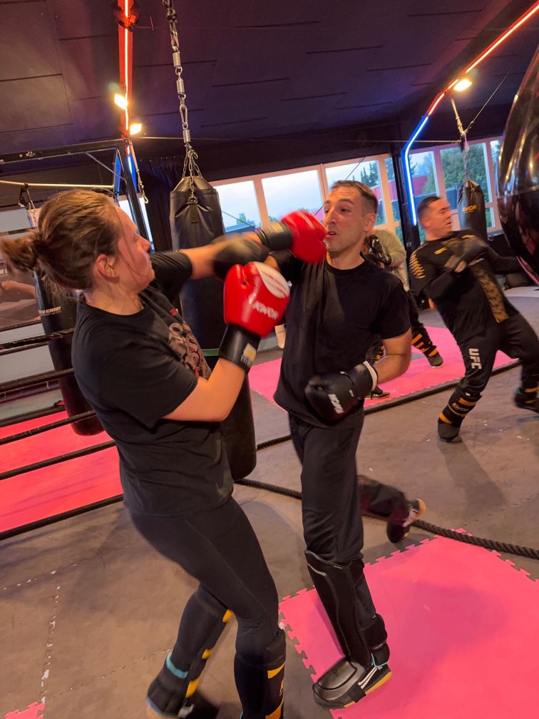 Erwachsene ĂĽben ohne Vorkenntnisse Selbstverteidigung im Training der LKF Academy in Solingen