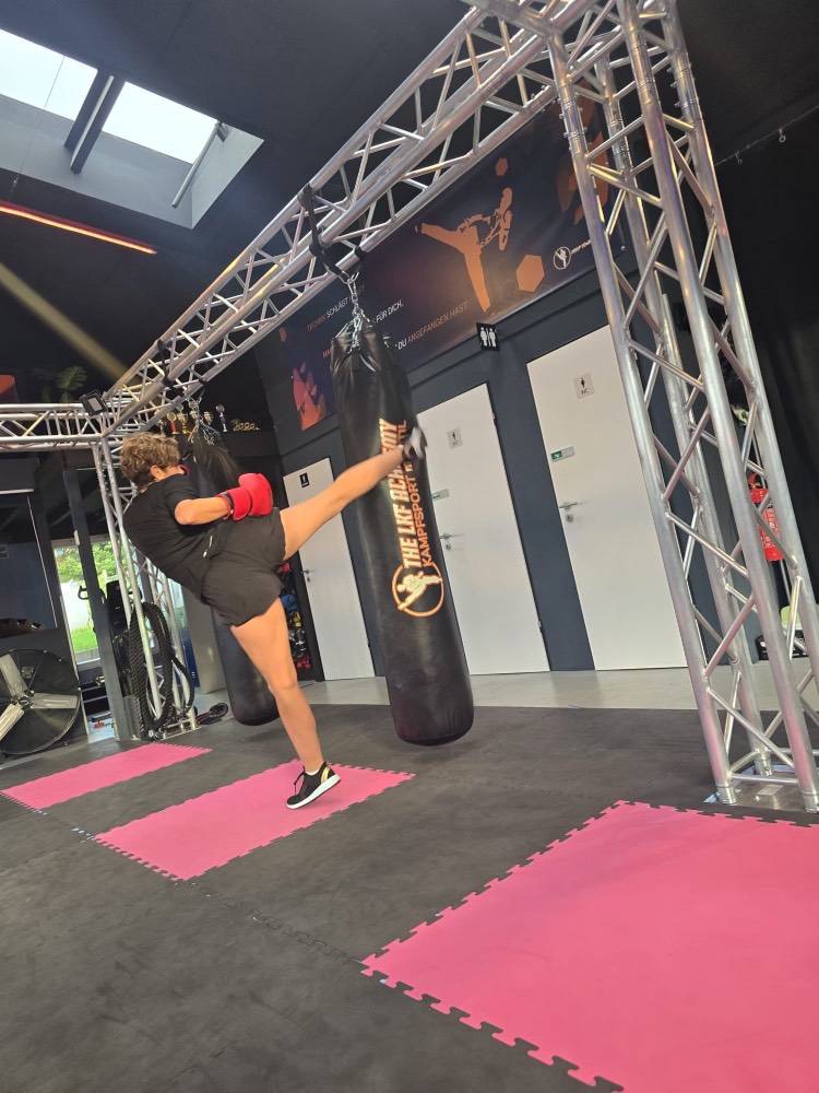 Frauen trainieren Selbstverteidigung und Kickboxen in der LKF Academy in Solingen
