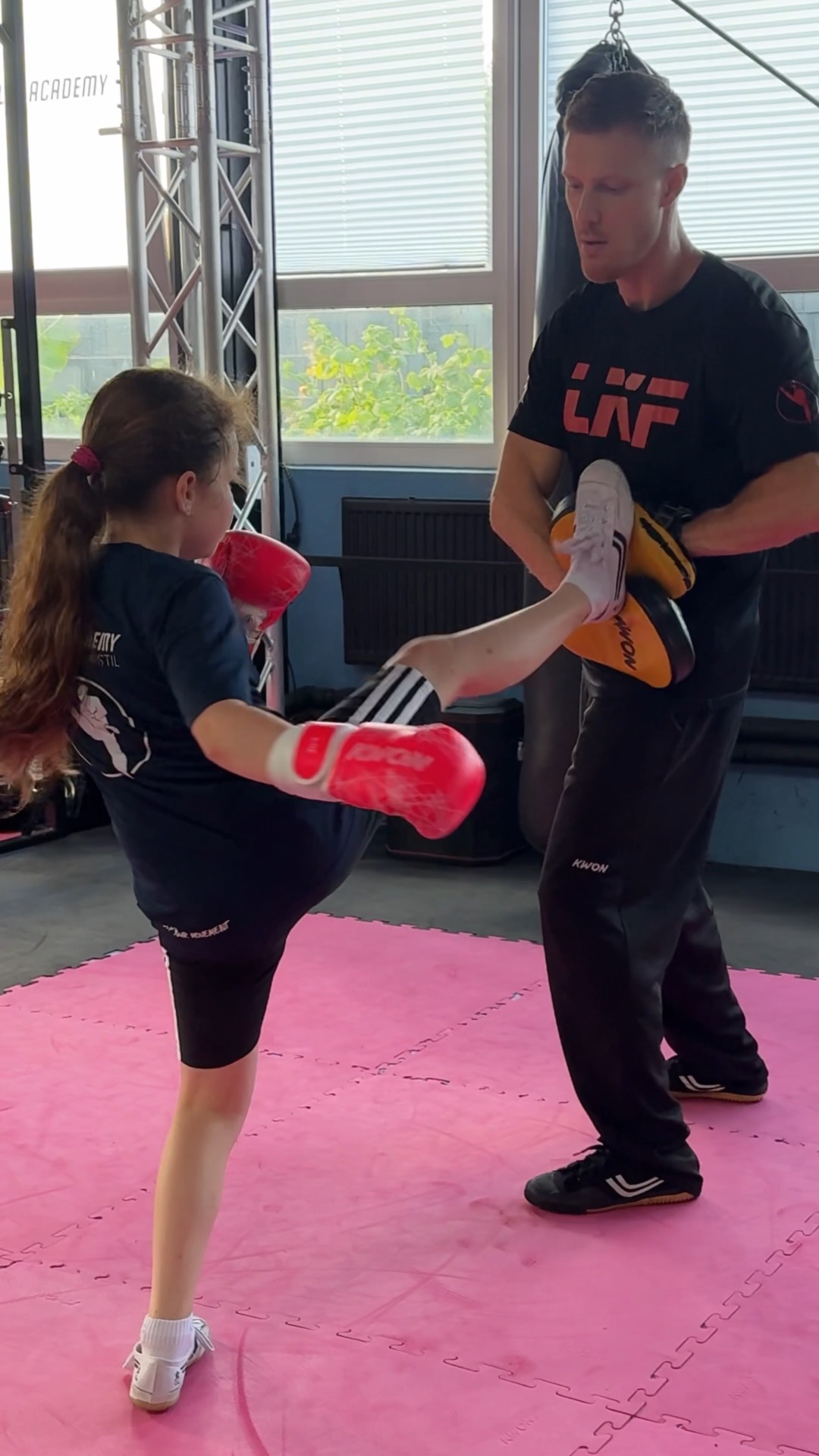 Jugendliche lernen Selbstverteidigung ohne Kampfsporterfahrung im Training der LKF Academy