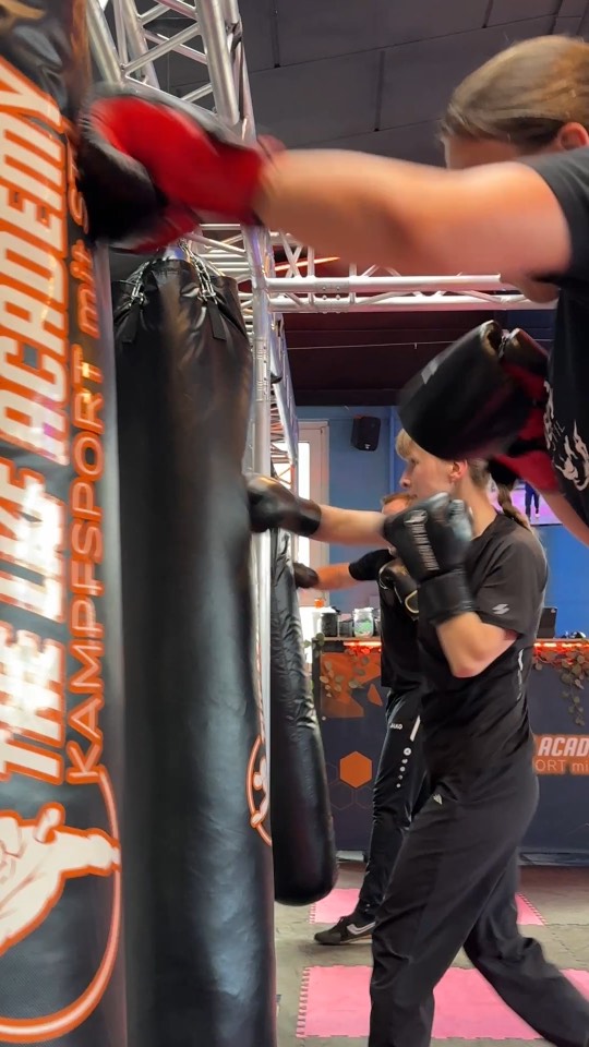 Anfänger lernen Selbstverteidigung und Kickboxen im Training der LKF Academy in Solingen