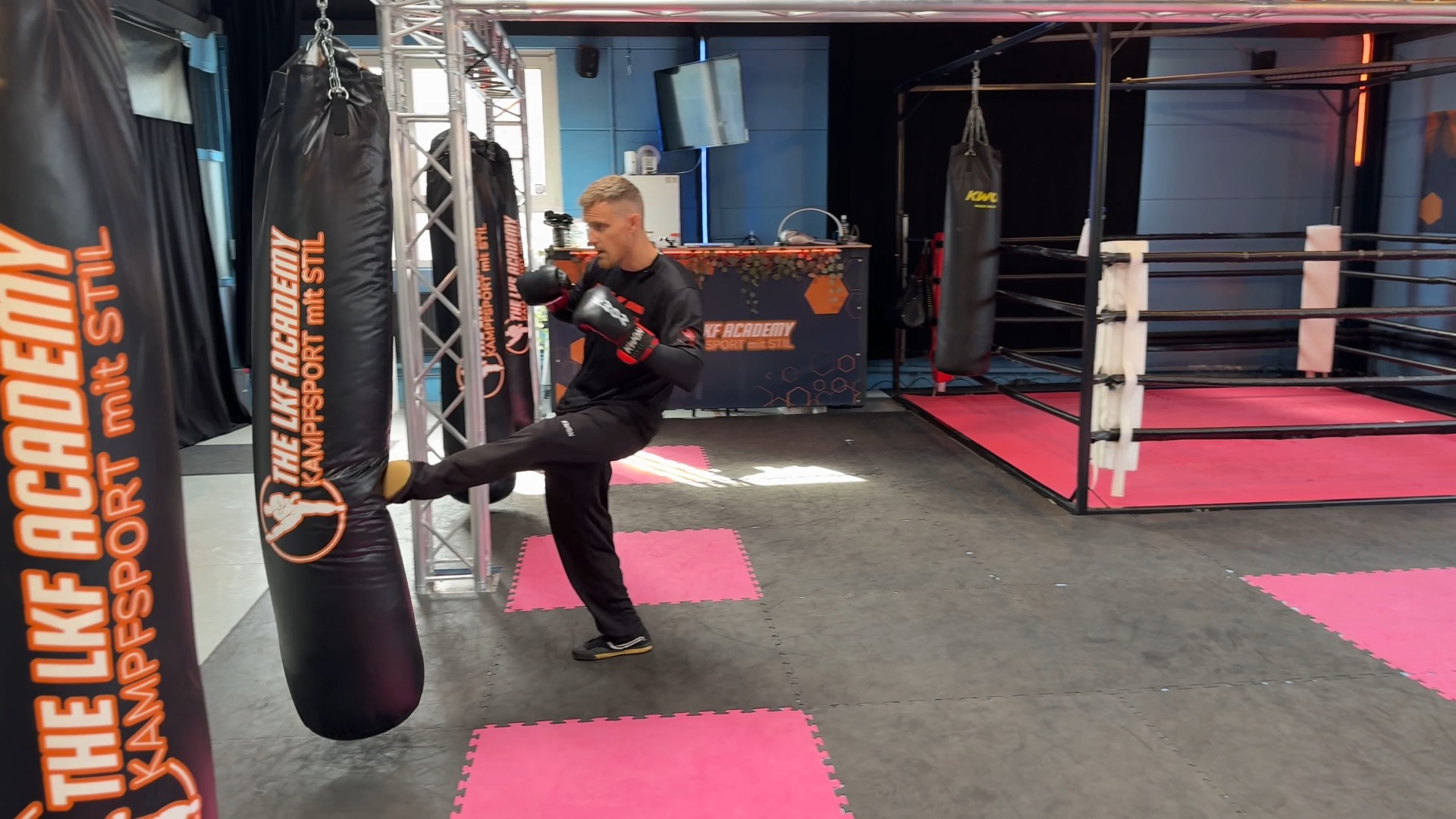 Selbstverteidigung für Frauen zuhause lernen mit einem Online-Kickboxkurs der LKF Academy