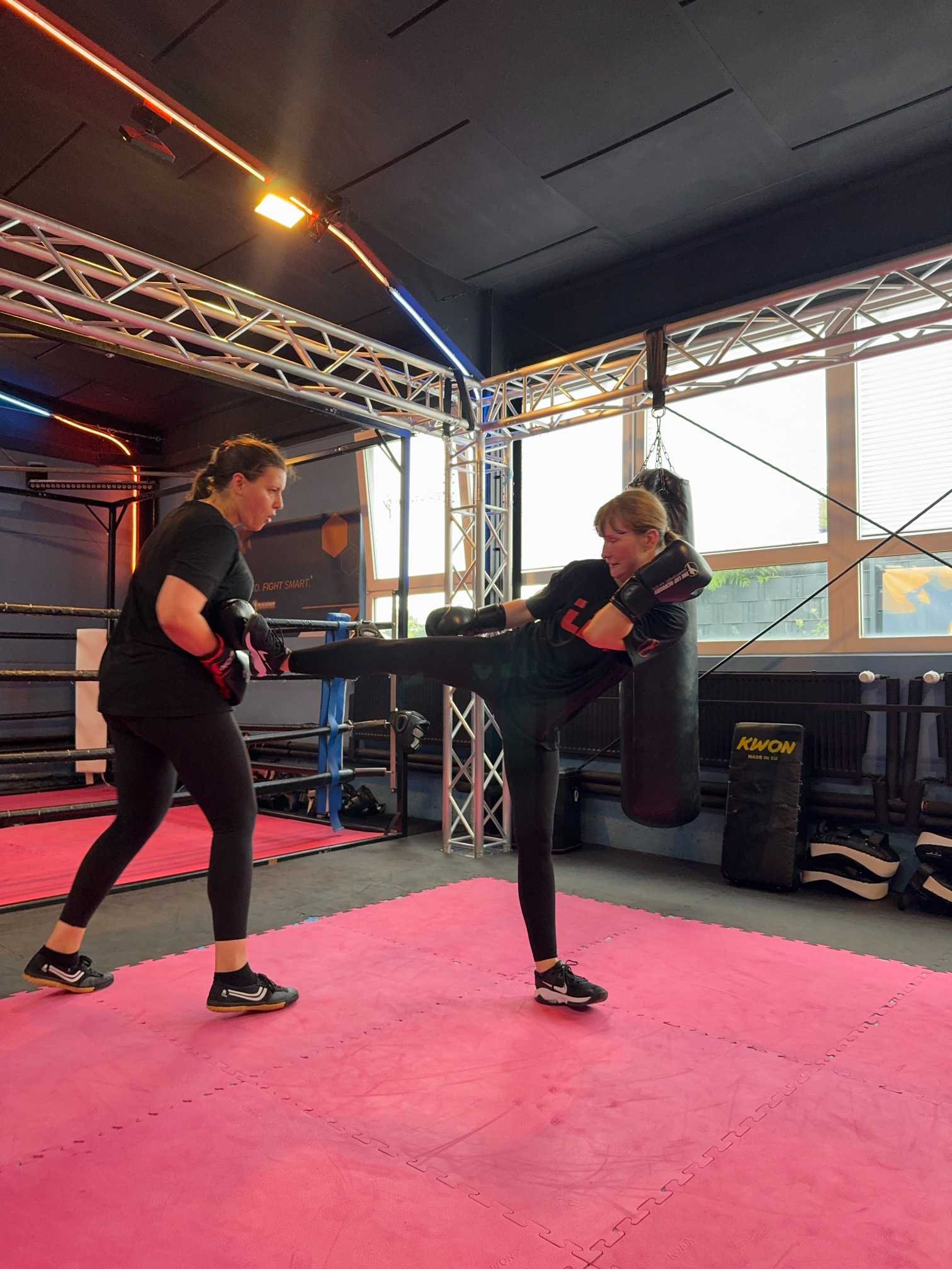 Online Fitness Kurse der LKF ACADEMY mit persönlichem Trainer-Support für Anfänger und Fortgeschrittene